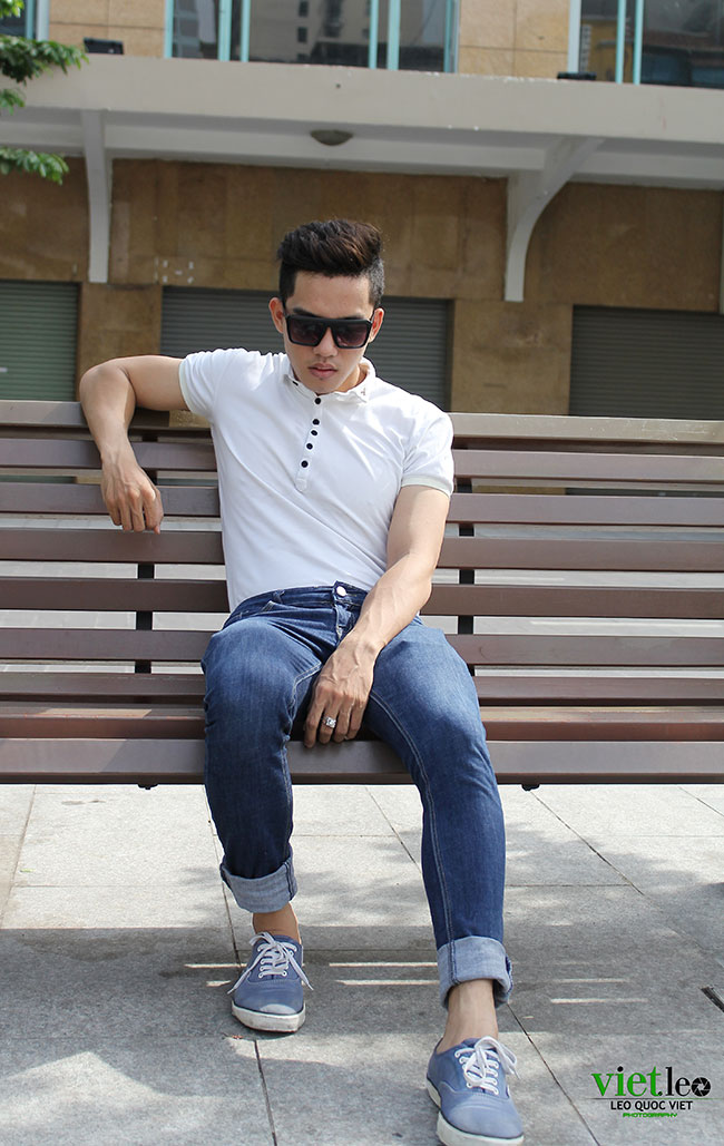 Chinh Nguyễn dạo phố đi bộ - saoshowbiz.com