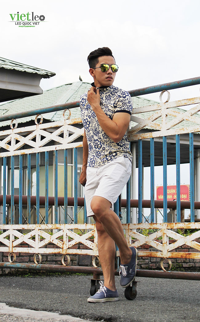 Chinh Nguyễn dạo phố đi bộ - saoshowbiz.com