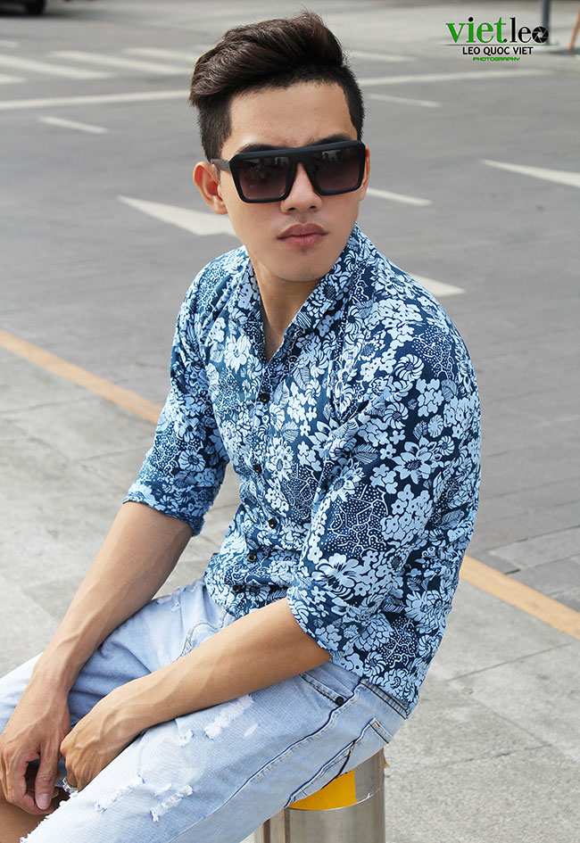 Chinh Nguyễn dạo phố đi bộ - saoshowbiz.com