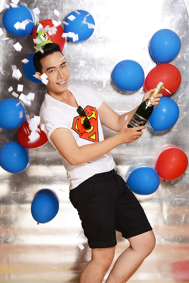 Leo Quốc Việt Party all night, Bộ ảnh với chủ đề "Party all night" với Champain, bong bóng,...