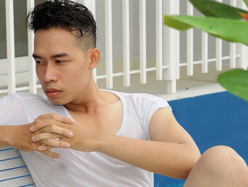 Mẫu ảnh Leo Quốc Việt đắm mình hè nhiệt đới - Sao showbiz