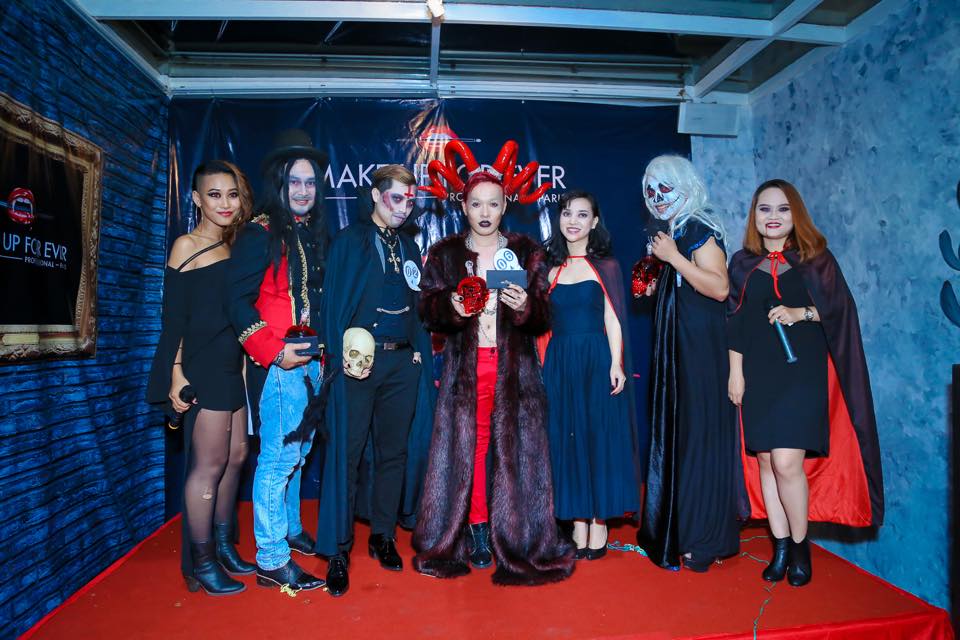 Lý Trường Giới diện trang phục trăm triệu đoạt giải hoa hậu 