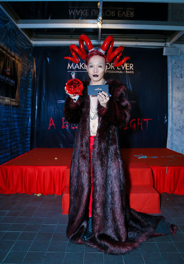 Lý Trường Giới diện trang phục trăm triệu đoạt giải hoa hậu 