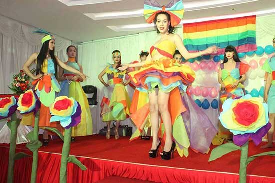 Kullboy sim sua tham dự ngày LGBT tại Huê