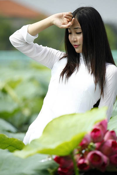 Á hậu Thùy Trang đẹp dịu dàng bên hoa sen 