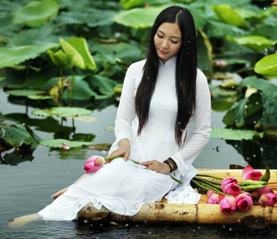 Á hậu Thùy Trang đẹp dịu dàng bên hoa sen 