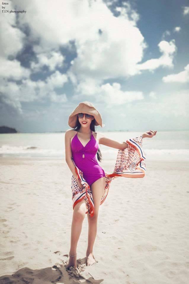 Hoa hậu chuyển giới Trương Hạ Vy sexy trên biển 