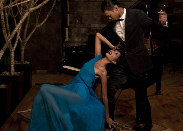 C&ocirc; h&oacute;a th&acirc;n h&igrave;nh ảnh người vợ bị bạo h&agrave;nh.