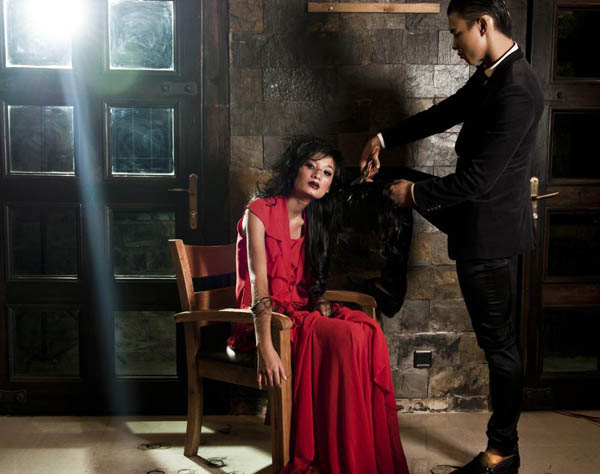 v&agrave; khi bị 'chồng' cắt t&oacute;c.