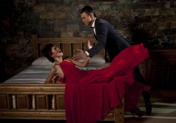 Tuy nhi&ecirc;n, c&ocirc; g&aacute;i 19 tuổi đến từ H&agrave; Nội vẫn thể hiện th&agrave;nh c&ocirc;ng sự sợ h&atilde;i của người vợ trước t&iacute;nh vũ phu của chồng.