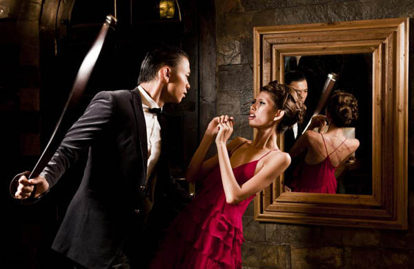 N&ecirc;n chưa l&agrave;m bộc lộ được vẻ nữ t&iacute;nh của người phụ nữ trước cơn giận giữ của người chồng vũ phu.