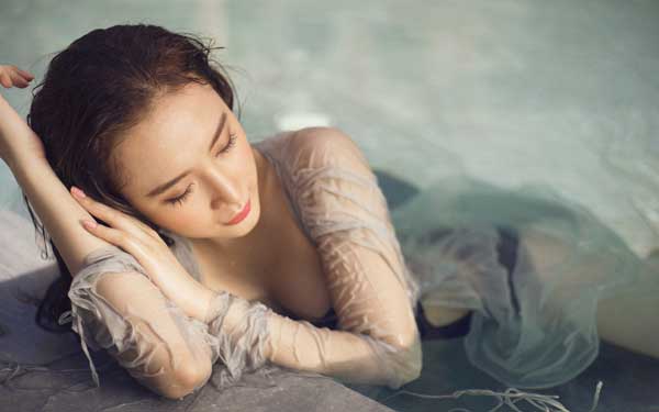 Angela Phương Trinh gợi cảm bikini