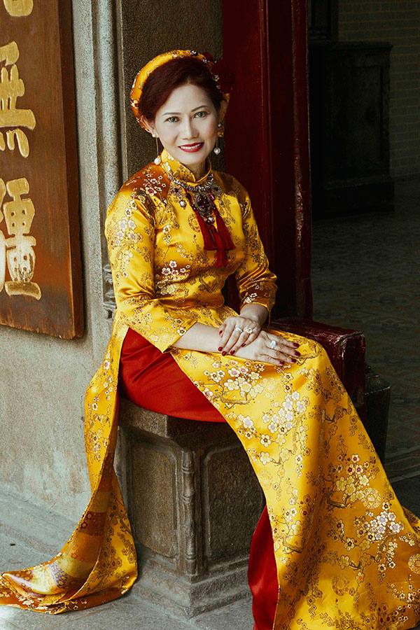 Quý Bà Hương Lê dịu dàng trong tà áo Dài Việt