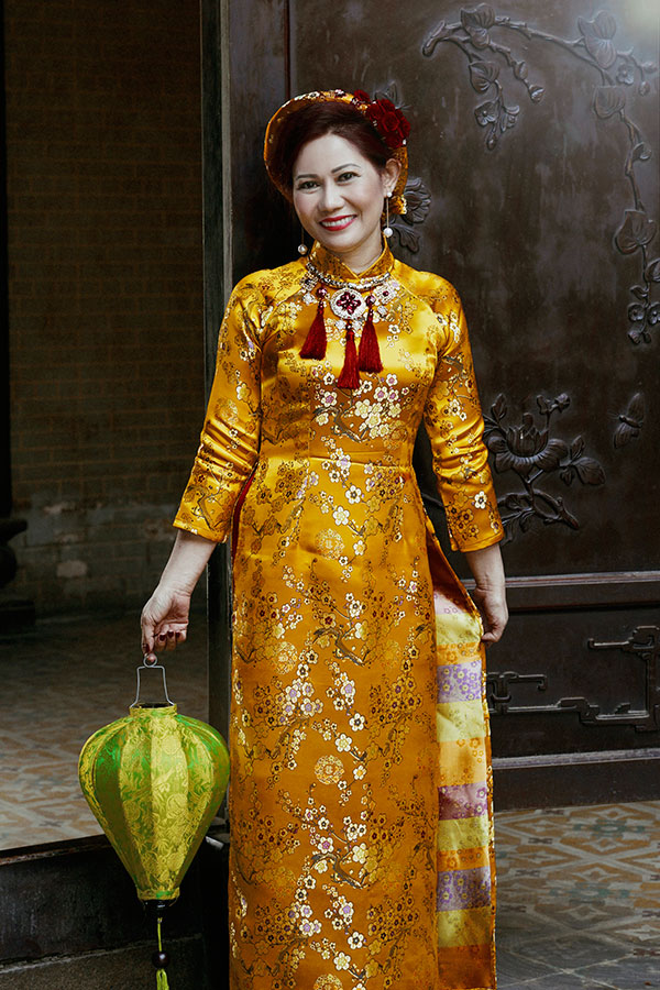Quý Bà Hương Lê dịu dàng trong tà áo Dài Việt