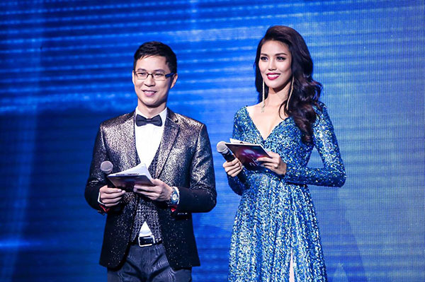Anh Quân hỗ trợ Lan Khuê làm mc Siêu mẫu
