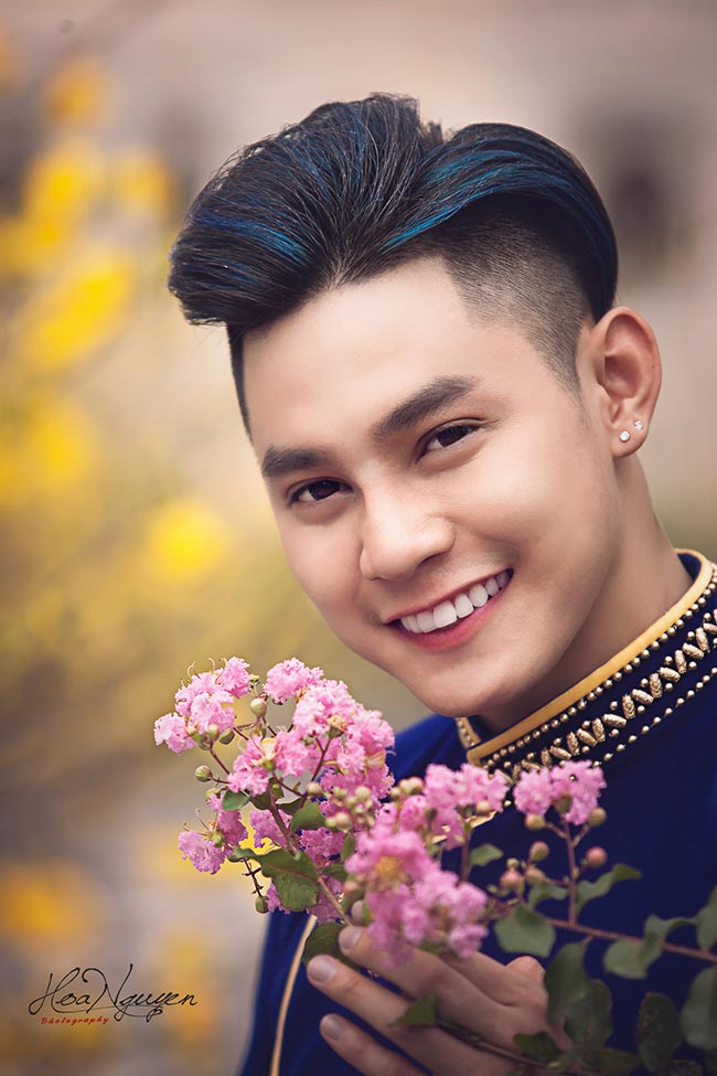 Phước Ngọc Lê thả hồn trong tà áo dài Việt ngày Xuân