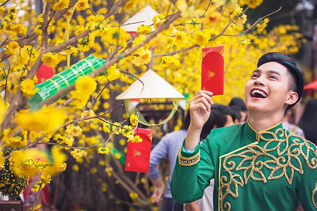 Phước Ngọc Lê thả hồn trong tà áo dài Việt ngày Xuân