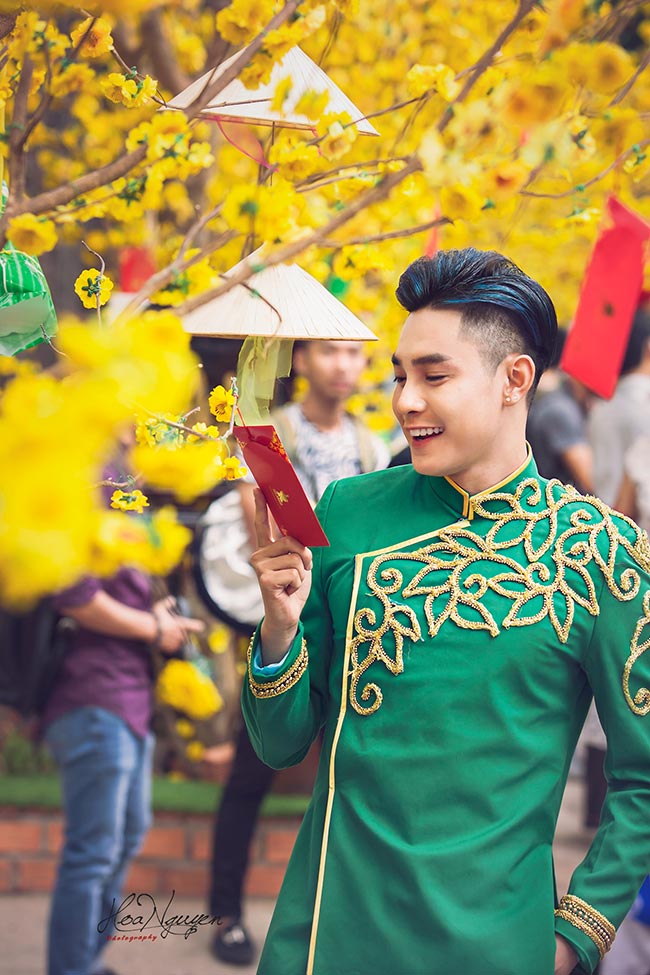 Phước Ngọc Lê thả hồn trong tà áo dài Việt ngày Xuân