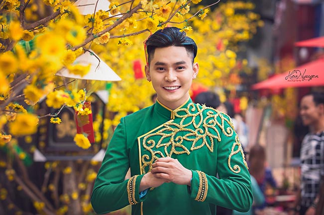 Phước Ngọc Lê thả hồn trong tà áo dài Việt ngày Xuân