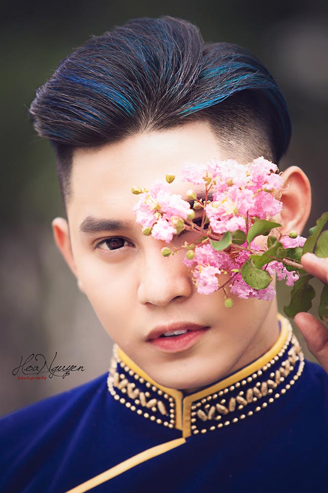 Phước Ngọc Lê thả hồn trong tà áo dài Việt ngày Xuân