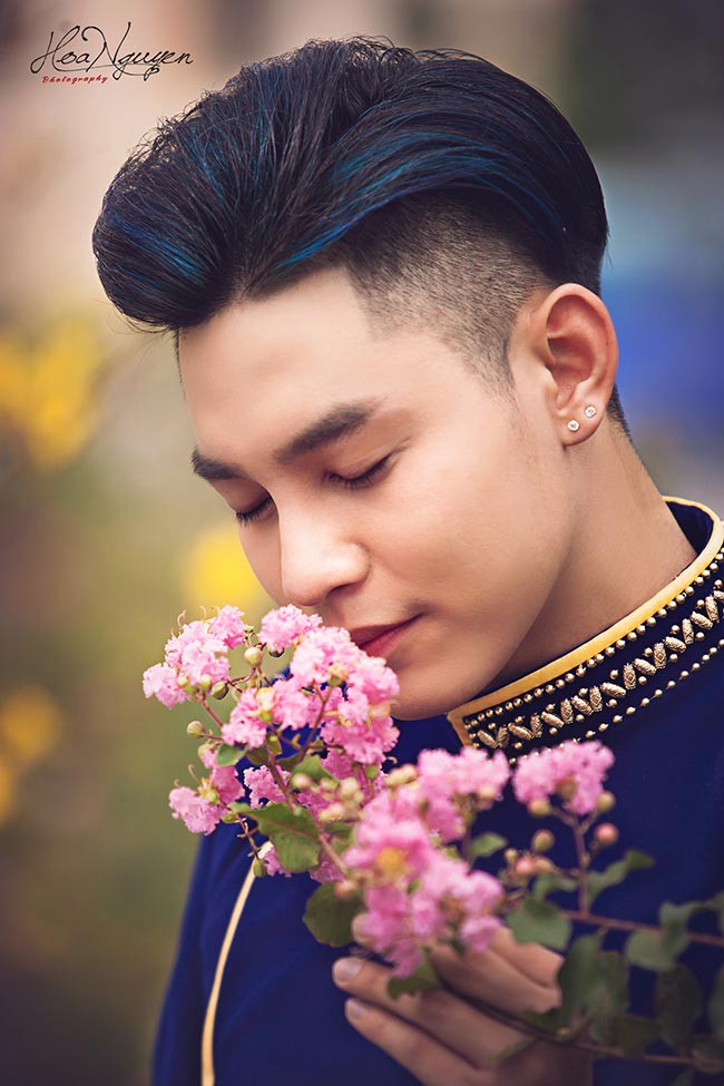 Phước Ngọc Lê thả hồn trong tà áo dài Việt ngày Xuân