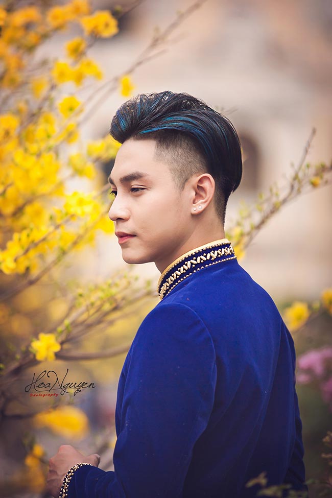 Phước Ngọc Lê thả hồn trong tà áo dài Việt ngày Xuân