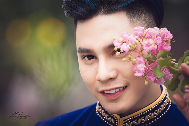 Phước Ngọc Lê thả hồn trong tà áo dài Việt ngày Xuân