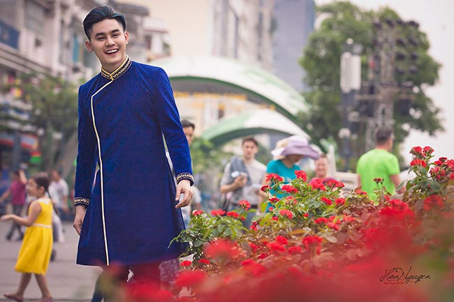 Phước Ngọc Lê thả hồn trong tà áo dài Việt ngày Xuân