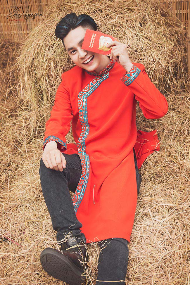 Phước Ngọc Lê thả hồn trong tà áo dài Việt ngày Xuân