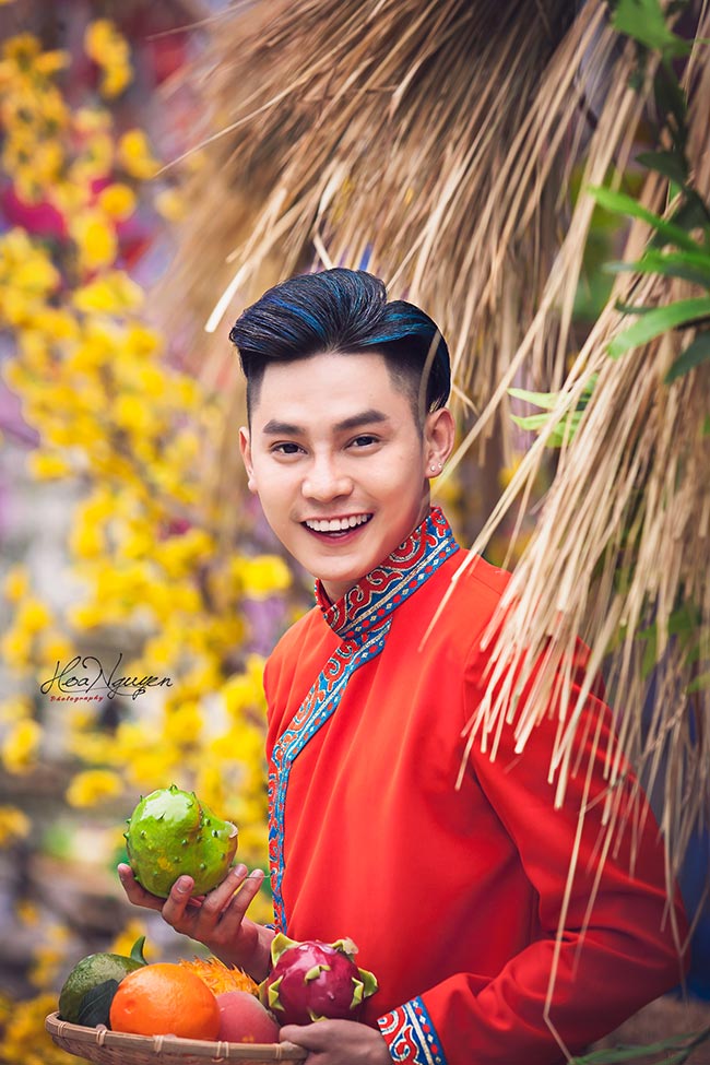 Phước Ngọc Lê thả hồn trong tà áo dài Việt ngày Xuân