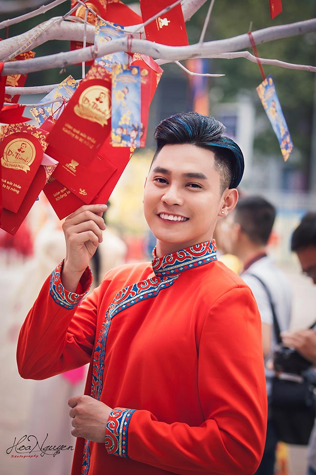 Phước Ngọc Lê thả hồn trong tà áo dài Việt ngày Xuân