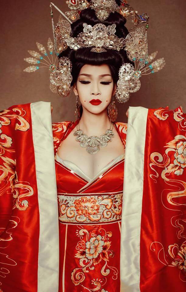 Sim Sữa đã giúp hoa hậu chuyển giới Trương Hạ Vy hoá thân thành Võ Tắc Thiên đẹp lộng lẫy