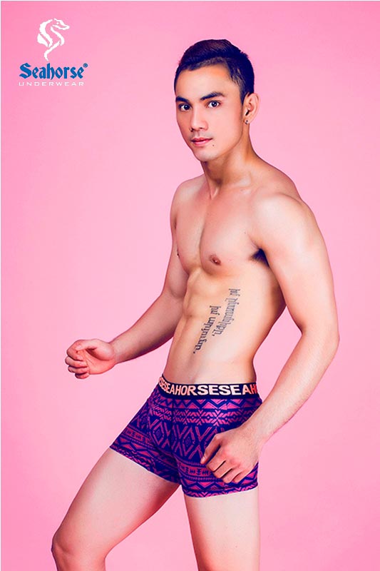 Vĩnh Khang khoe thân hình săn chắc