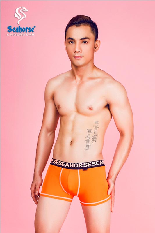 Vĩnh Khang khoe thân hình săn chắc