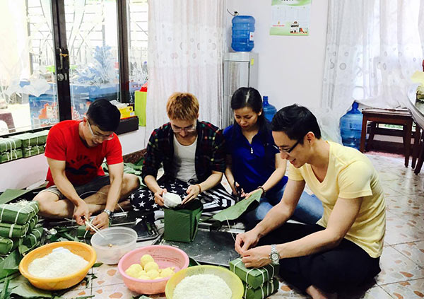 MC Quốc Bình và MC Anh Quân nấu bánh dịp xuân về 