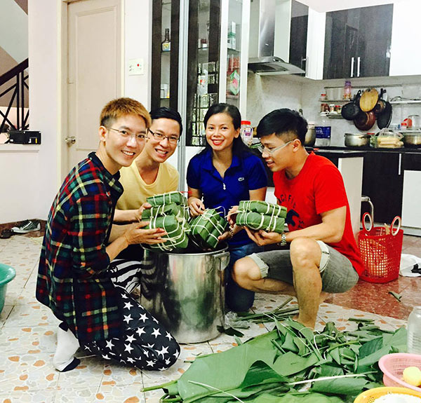 MC Quốc Bình và MC Anh Quân nấu bánh dịp xuân về 