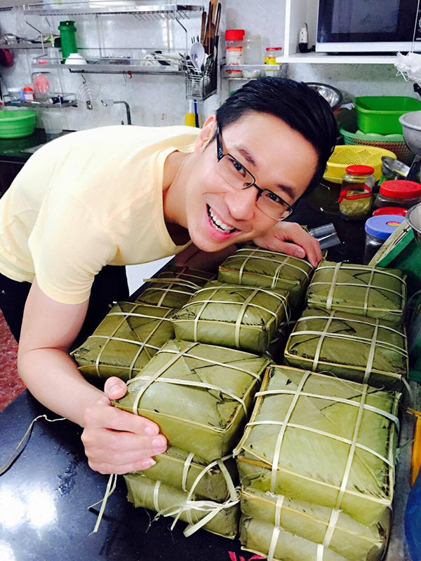 MC Quốc Bình và MC Anh Quân nấu bánh dịp xuân về 