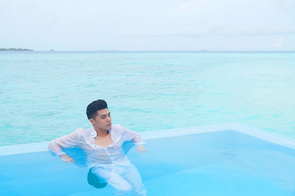 Noo Phước Thịnh vừa hé lộ một số hình ảnh và trailer của phim ngắn 'Love in Maldives - Chuyện tình Maldives'. Đây là dự án phim ngắn của nam ca sĩ, còn Thủy Tiên đóng vai trò khách mời. 