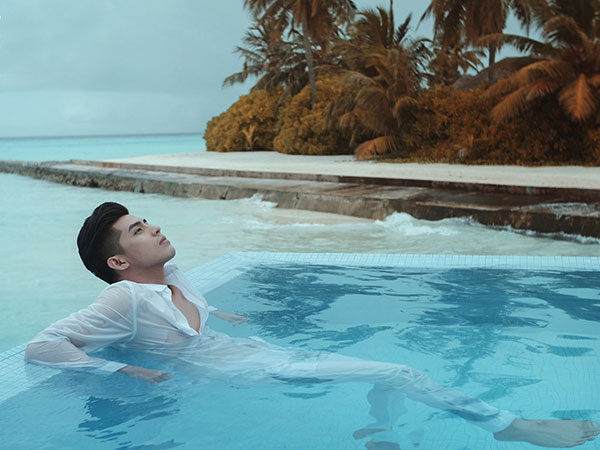 Noo Phước Thịnh vừa hé lộ một số hình ảnh và trailer của phim ngắn 'Love in Maldives - Chuyện tình Maldives'. Đây là dự án phim ngắn của nam ca sĩ, còn Thủy Tiên đóng vai trò khách mời. 