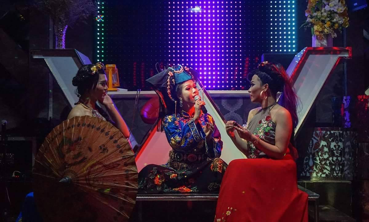 Nữ ca sĩ Hạ Vy liều lĩnh mang Chầu văn vào minishow