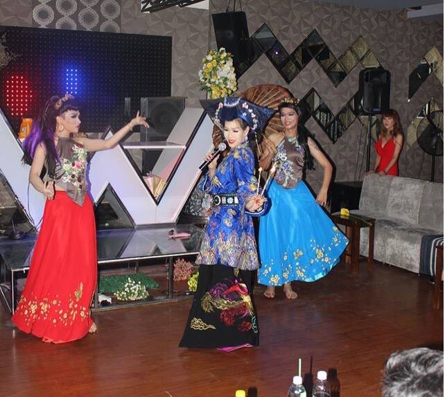 Nữ ca sĩ Hạ Vy liều lĩnh mang Chầu văn vào minishow