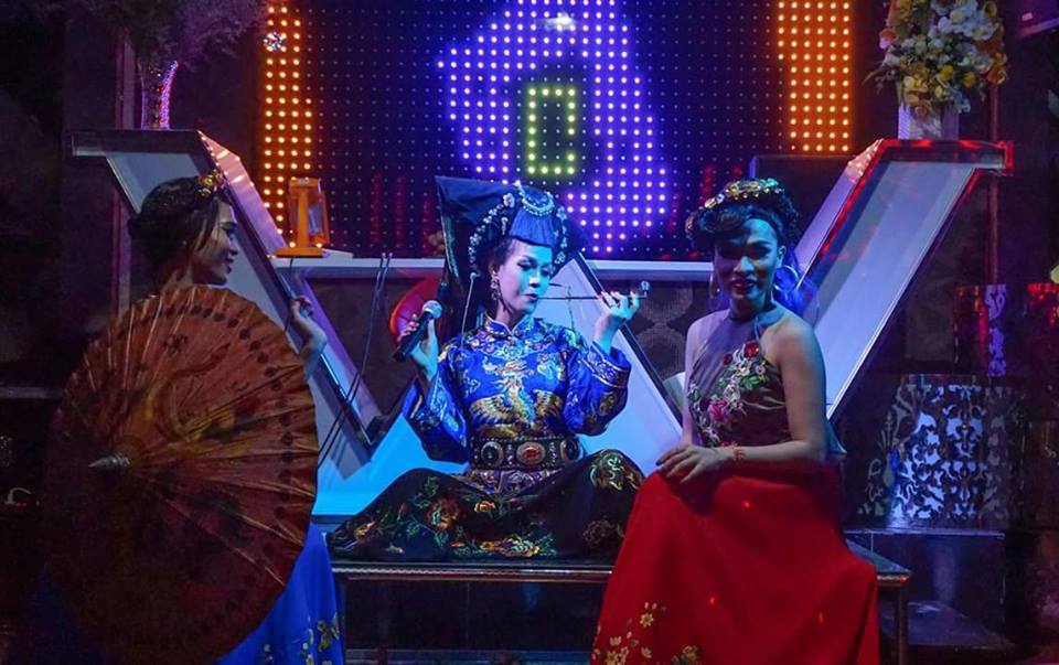 Nữ ca sĩ Hạ Vy liều lĩnh mang Chầu văn vào minishow