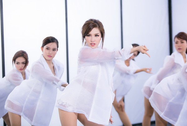Bảo Thy sexy trong MV Im Sorry Babe