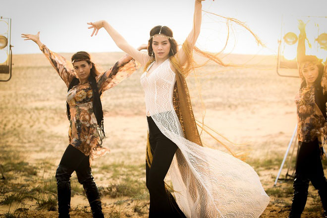 Hồ Ngọc Hà hóa cô gái du mục với Destiny