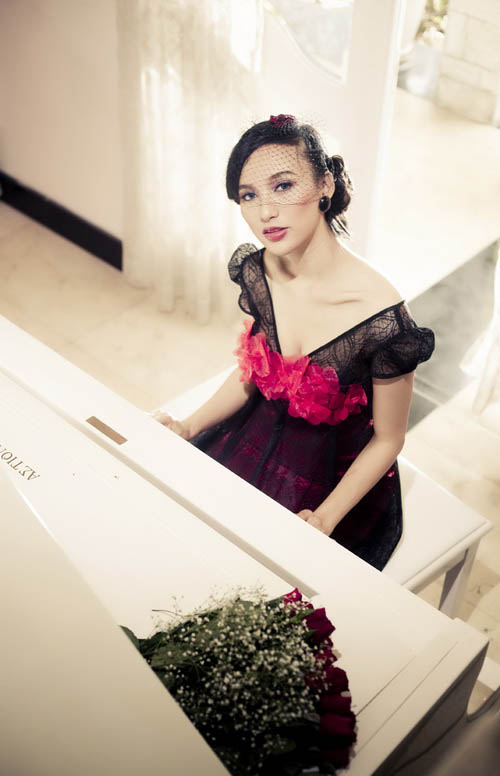 Hoa hậu Ngọc Diễm rạng ngời qu&yacute; ph&aacute;i