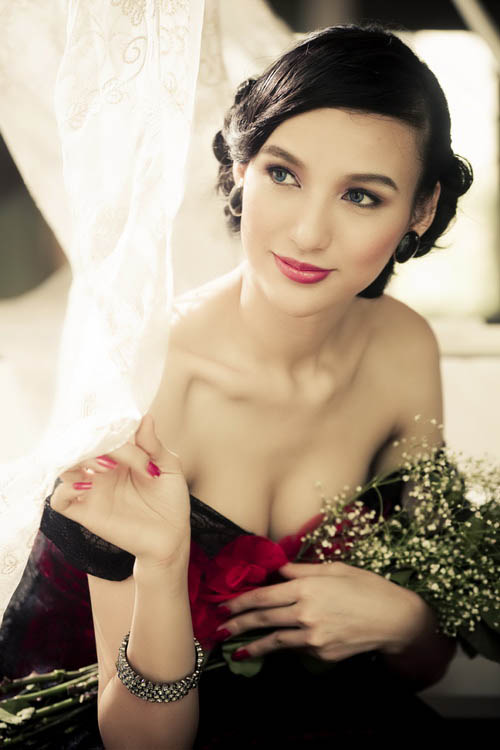 Hoa hậu Ngọc Diễm rạng ngời qu&yacute; ph&aacute;i