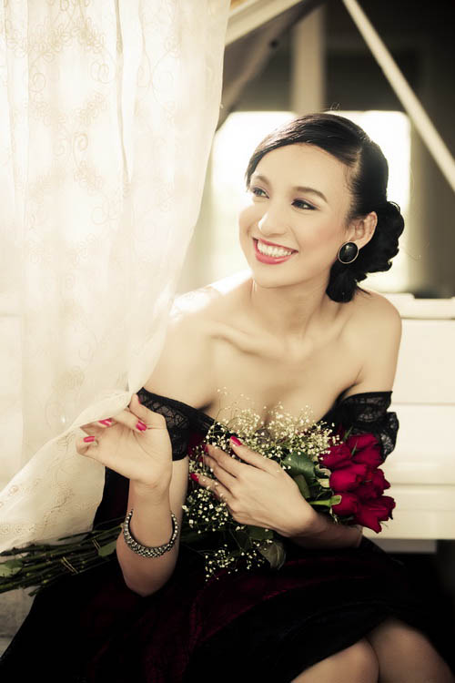 Hoa hậu Ngọc Diễm rạng ngời qu&yacute; ph&aacute;i