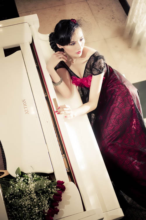 Hoa hậu Ngọc Diễm rạng ngời qu&yacute; ph&aacute;i