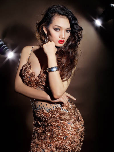 C&ugrave; Thị Ngọc Qu&yacute; đẹp rực rỡ