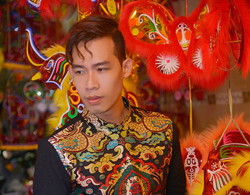 Leo Quốc Việt diện áo dài dạo phố lồng đèn